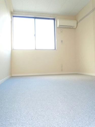 居室・リビング　床材や設備は号室によって異なります。