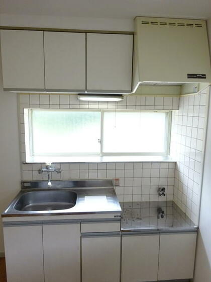 キッチン　キッチンの前には窓が御座います☆