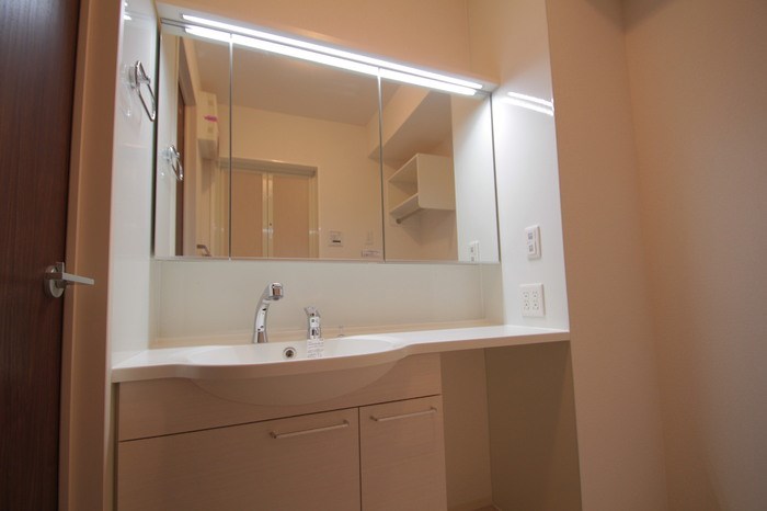 洗面設備　忙しい朝に便利な3面ワイドミラーの洗髪洗面化粧台♪