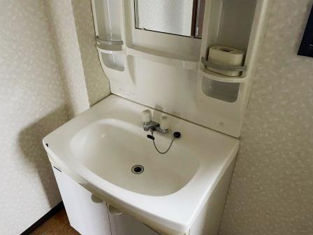 洗面設備　独立洗面化粧台が付いています