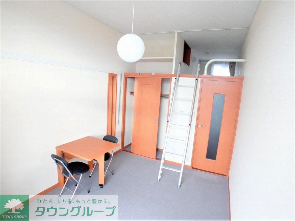 居室・リビング　天井が高く開放的な室内です。