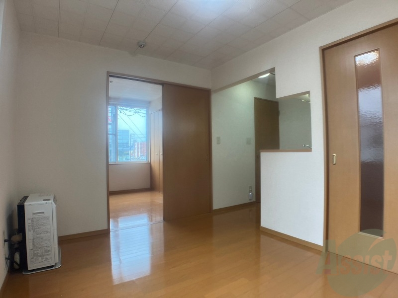 居室・リビング　木目のフローリングは落ち着きのある印象のお部屋になりますね。