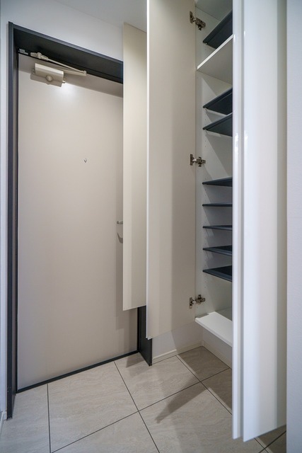 玄関　2025年竣工　ストライプス東大井：玄関