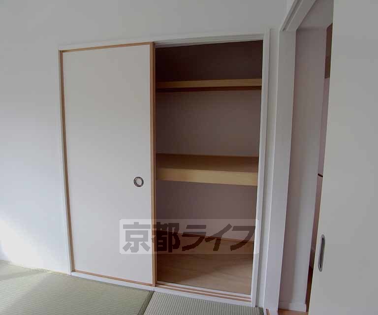 収納　押入れの中も壁紙が貼ってあります！