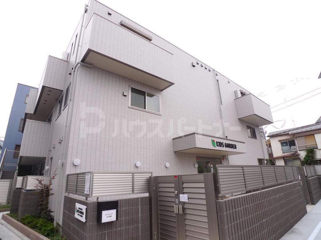 幼稚園・保育園　キッズガーデン足立柳原（幼稚園・保育園）まで390m