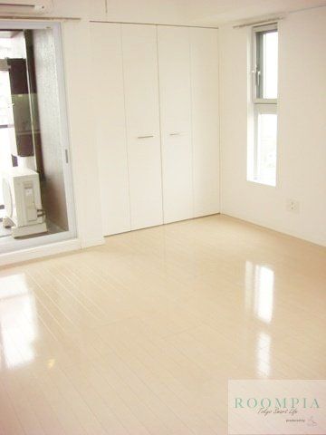 居室・リビング　フローリング、キッチンのカラーが異なる場合がございます。