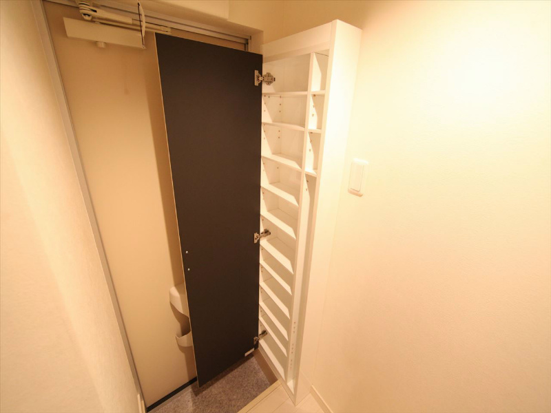 玄関　玄関　シューズボックス付（収納充実してます）
