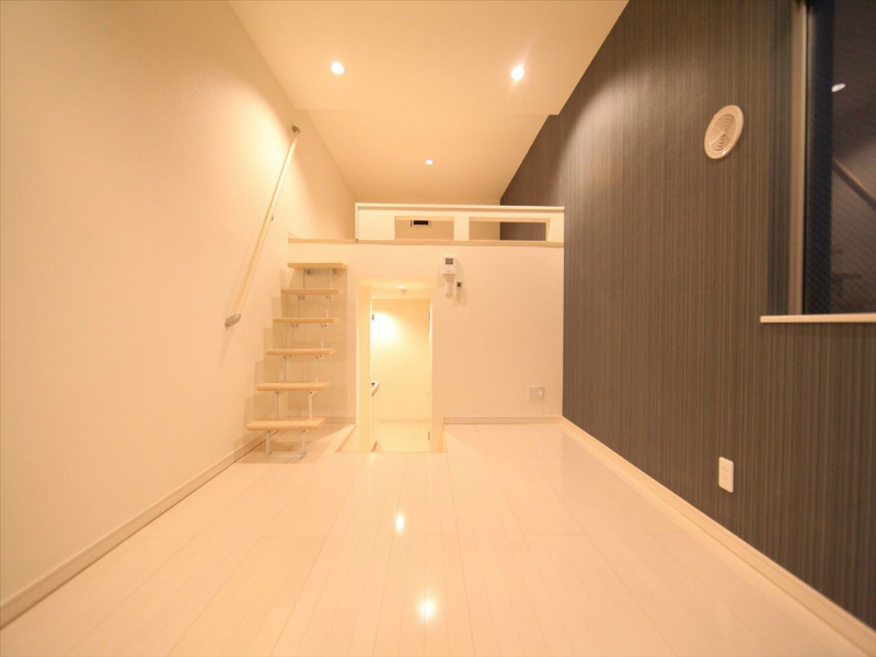 居室・リビング　洋室6.7帖　ロフト5.5帖（収納としても使えます）