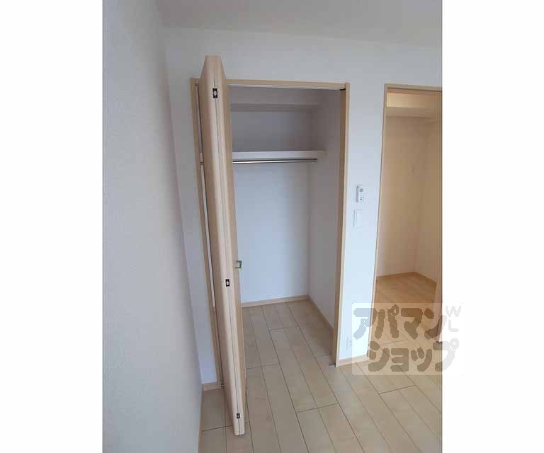 収納　コートなども掛けれますね！