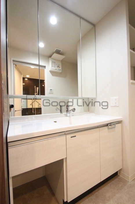 洗面設備　三面鏡で身だしなみと収納ばっちり(^^♪