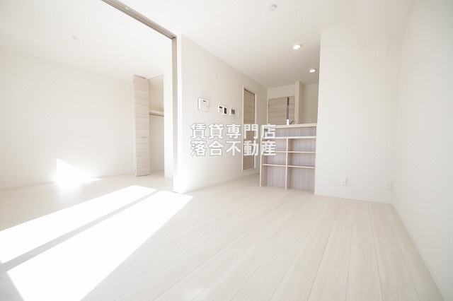 居室・リビング　白基調で清潔感のある明るいリビング♪