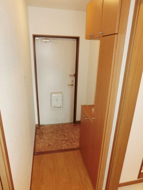 玄関　玄関にはトールタイプのシューズボックスもあります