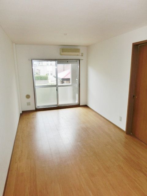 居室・リビング　南西向きで明るいリビングです