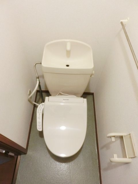 トイレ　温水洗浄付きトイレです