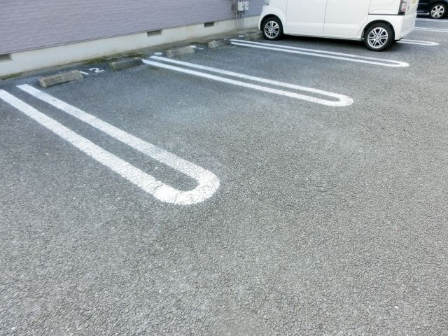 駐車場　敷地内に駐車場ございます