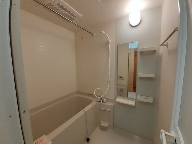 バス・シャワールーム　コンパクトで使いやすいお風呂です