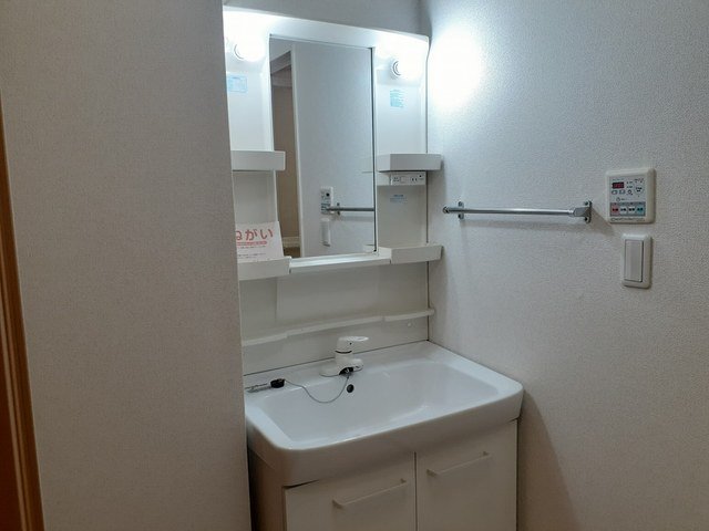 洗面設備　ゆったりとスペースのある洗面所