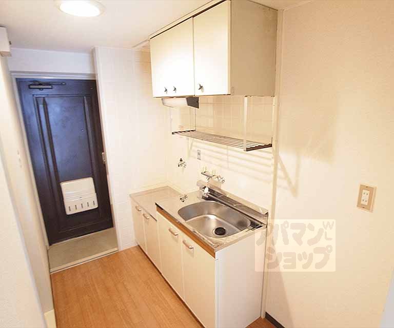 キッチン　２口コンロ設置可能、切り場あり。