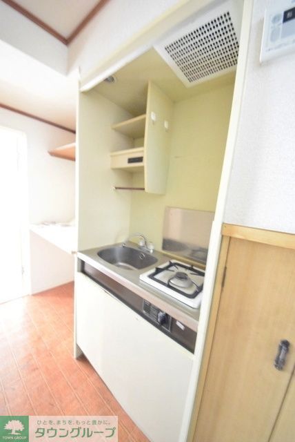 キッチン　都市ガスキッチンで隣に棚がございます