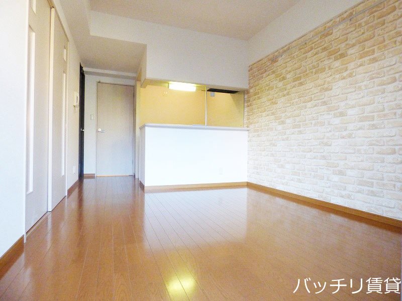 居室・リビング　別号室部屋。現況を優先します。