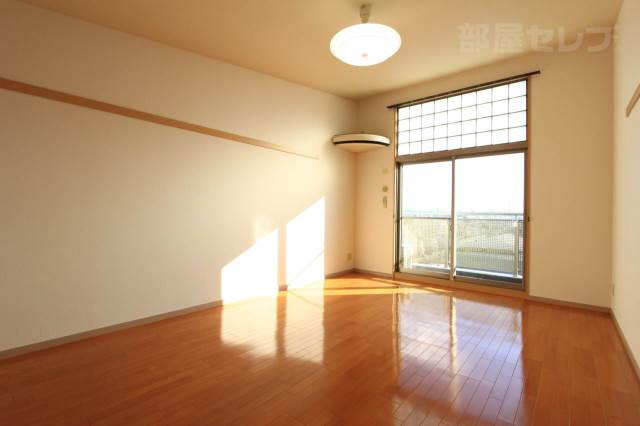 居室・リビング　１１０３号室の写真です（反転タイプ）