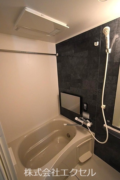 バス・シャワールーム　追い焚き、浴室乾燥機付き。