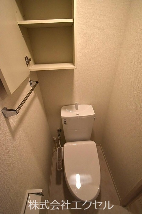 トイレ　温水洗浄便座です。