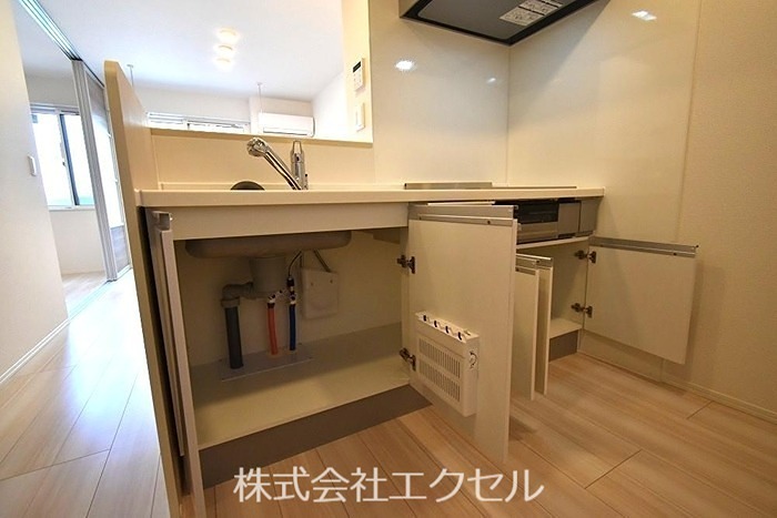 キッチン　収納スペース完備。