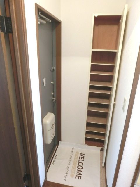 玄関　ダブルロックキー対応、シューズボックス付き玄関です