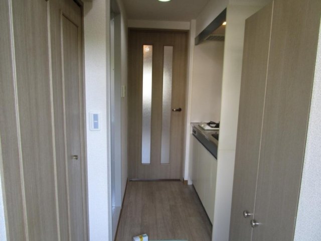 その他　玄関からお部屋