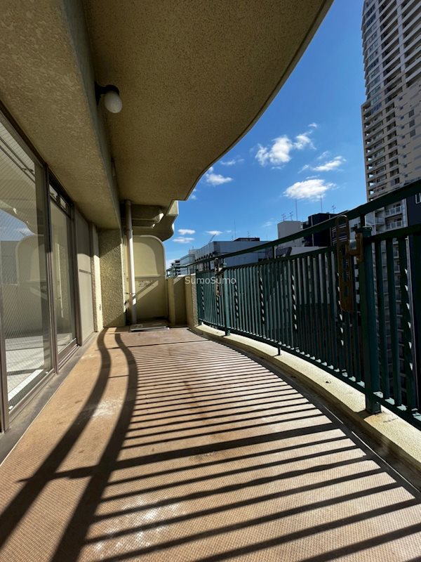 バルコニー　バルコニーからの眺めを楽しみながら食事をしませんか