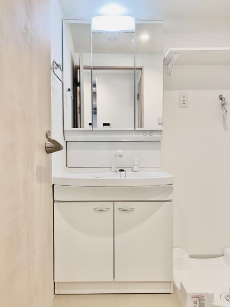 洗面設備　明るい洗面所です