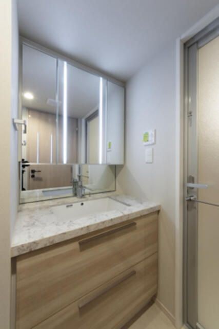 洗面設備　明るい洗面所です