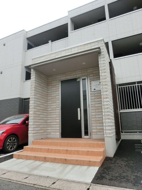 エントランス　建物内へのアプローチ