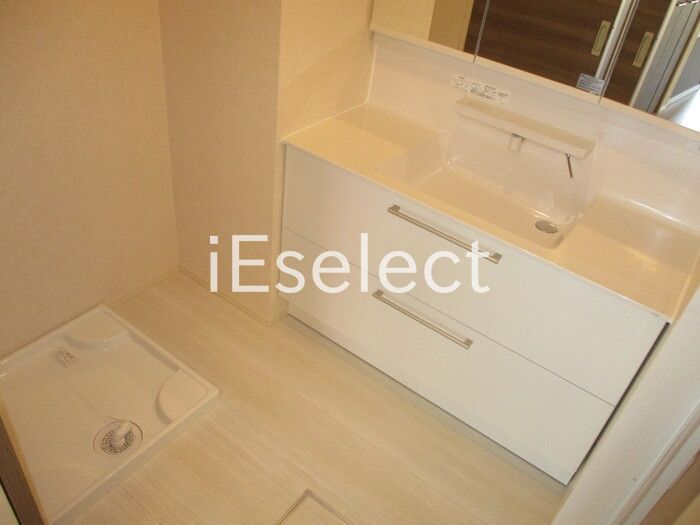 洗面設備　鏡が大きな洗髪洗面化粧台