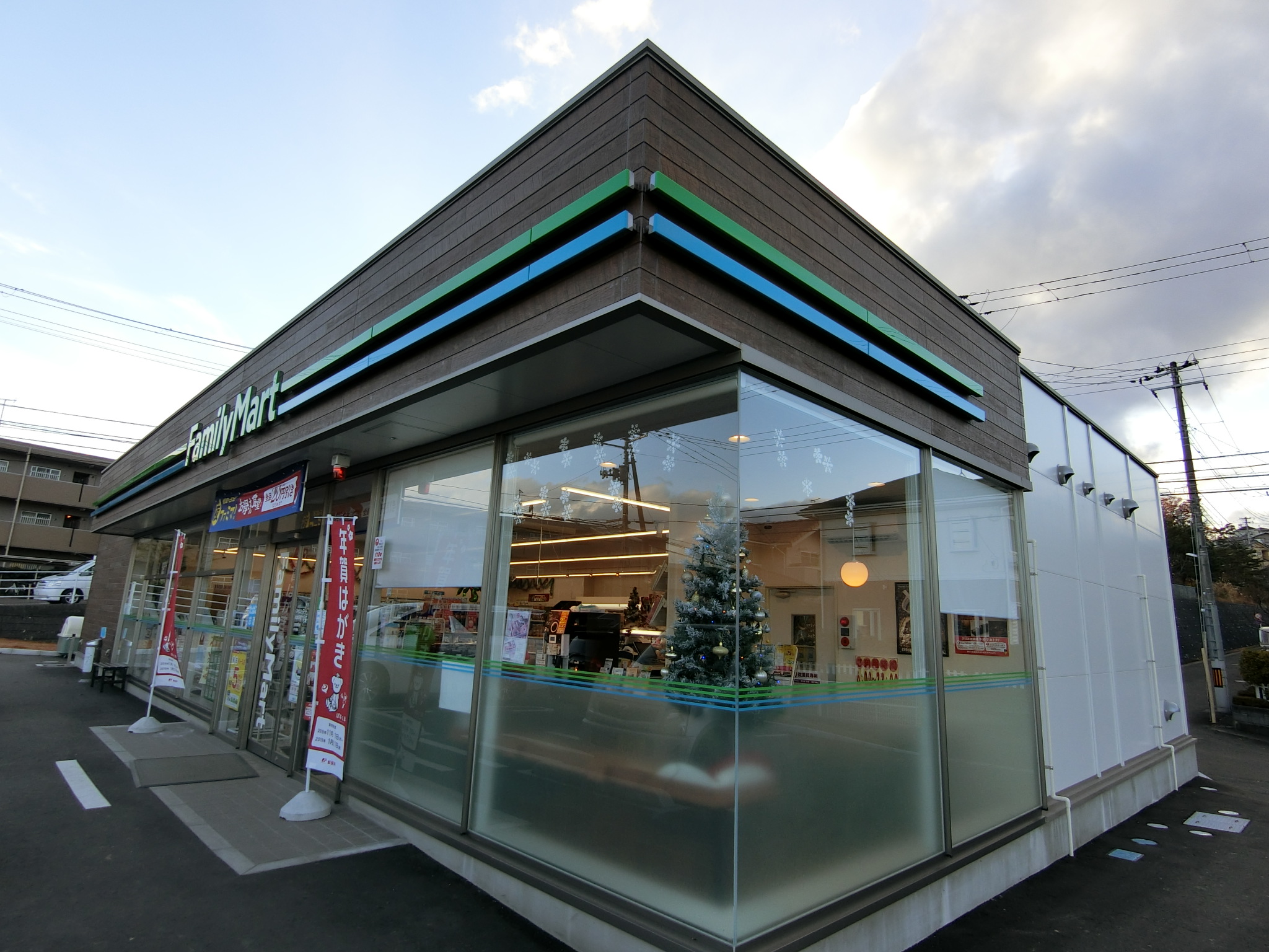 コンビニ　ファミリーマート仙台国見ケ丘店（コンビニ）まで217m