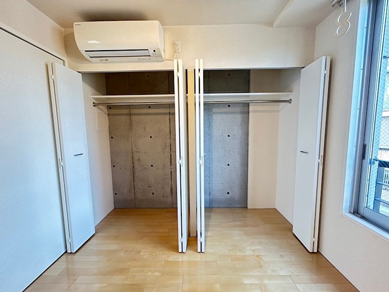 収納　広々としたクローゼットで衣類もスッキリ収納。