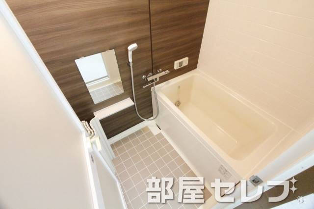 バス・シャワールーム　おいだき機能付き。