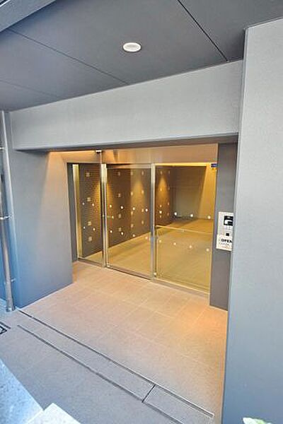 エントランス　落ち着いたエントランスです