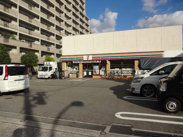 コンビニ　セブンイレブン（コンビニ）まで243m