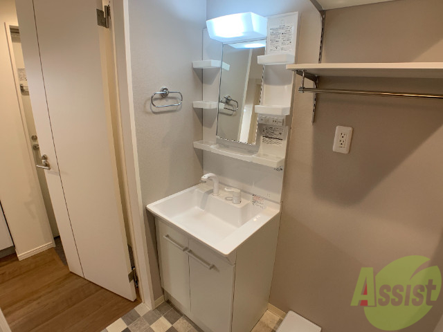 洗面設備　洗面台はシャワーノズルも付いて便利に活用できます