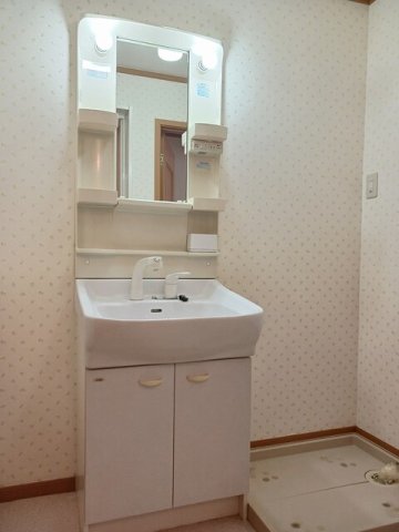 洗面設備　明るい洗面所です