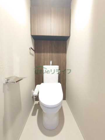 トイレ　※参考写真　同タイプ間取りの502号室の写真となります。