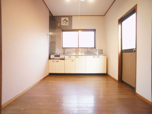 キッチン　便利な吊戸棚が付いています♪