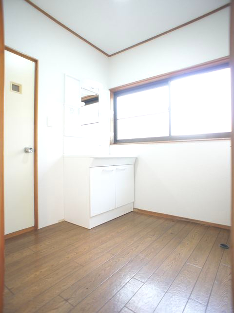 洗面設備　洗髪洗面化粧台と洗濯機置き場があります♪