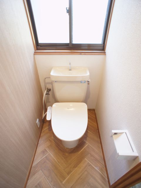トイレ　温水洗浄暖房便座機能付きです♪