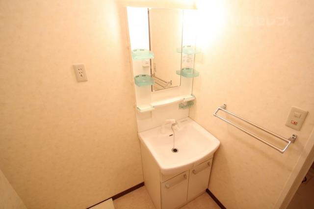 洗面設備　とても明るい洗面所です。