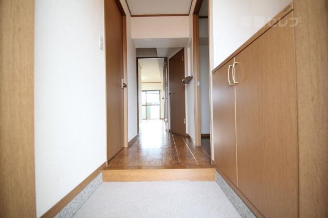 玄関　廊下からの光が眩しいです。