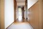 玄関　廊下からの光が眩しいです。
