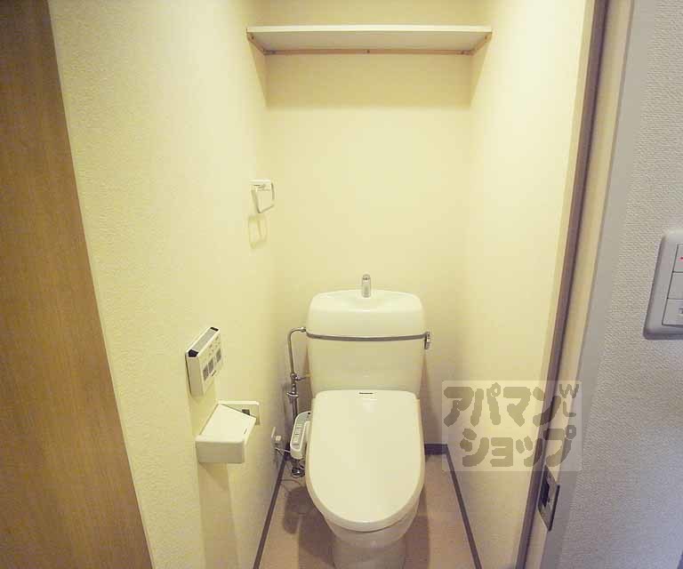 トイレ　ウォシュレット付き。